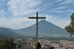 La-Cruz-con-el-volcan